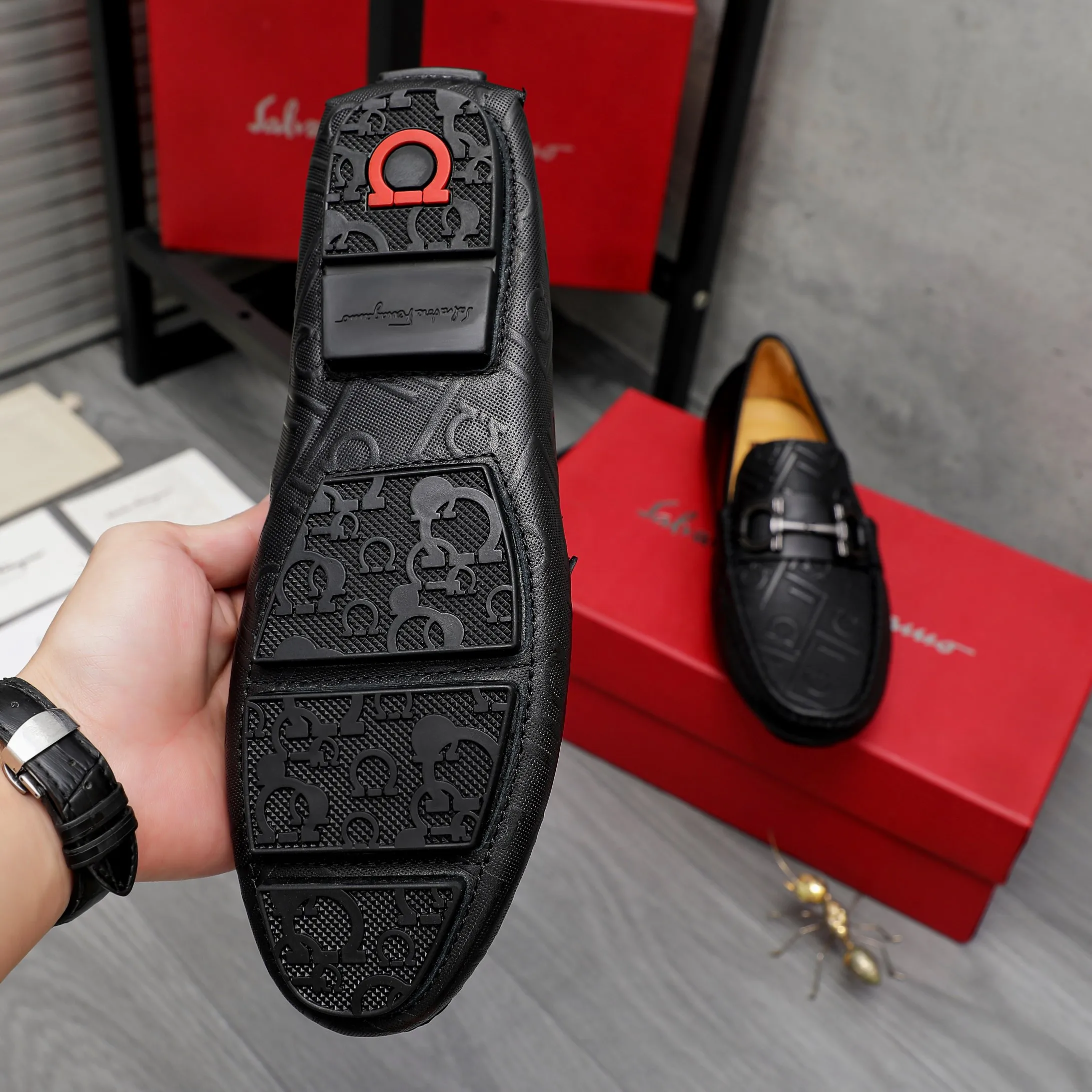 Men's shoes 💰400 Product trademark: Ferragamo "Ferragamo" casual slip-on shoes Regular size: 38-45 (45. Customized, non-returnable) Product materials: Selected embossed cowhide upper, pigskin lining, rubber outsole
